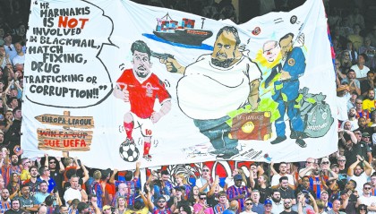 英格兰足球赛场出现惊人横幅！官方：正调查